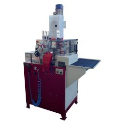 RIVETTATRICE AUTOMATICA AD UN RIVETTO SENZA DISPOSITIVI DI CENTRAGGIO RIVETTATRICE AUTOMATICA AD UN RIVETTO SENZA DISPOSITIVI DI CENTRAGGIO